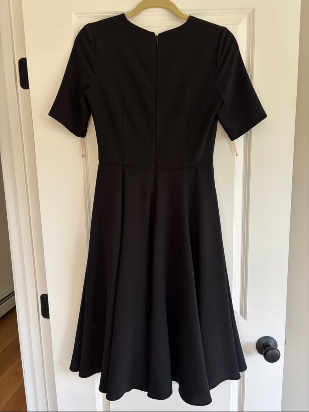 Elegant Black V-Neck Midi Dress - Picture 4 of 5